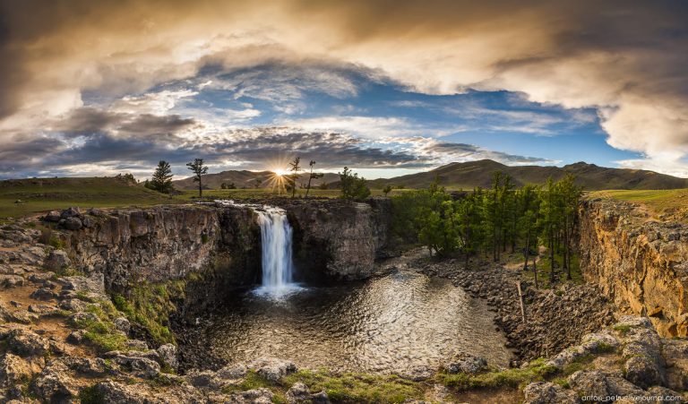 Waterfall Ulaan Tsutgalan